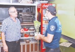 Esnafa reyhan dağıtıldı