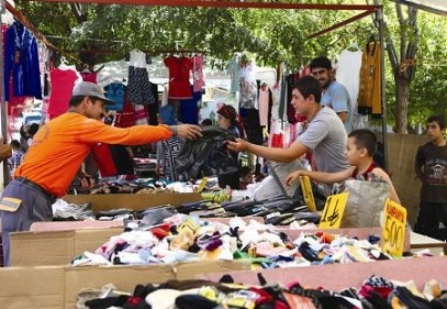 Esnafa temizlik poşeti dağıtıldı