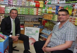 Esnafı ziyaret ediyor