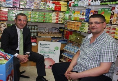 Esnafı ziyaret ediyor