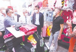 Esnafı ziyaret etti