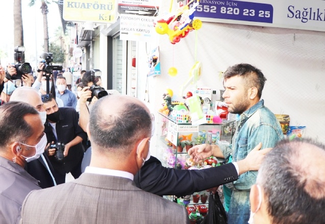Esnaftan, "Neden maske takmıyorsun" diye soran Valiye: Canıma yetti, gebermek istiyorum, salı günü 15 lirayla kapattık!