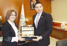 Espinoza tebrike geldi