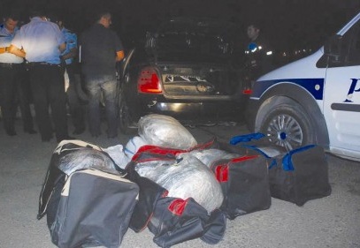 Esrar yüklü araç kaçamadı