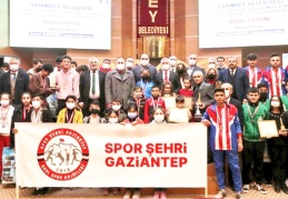 Etkinliklerde dereceye giren öğrenciler ödüllendirildi