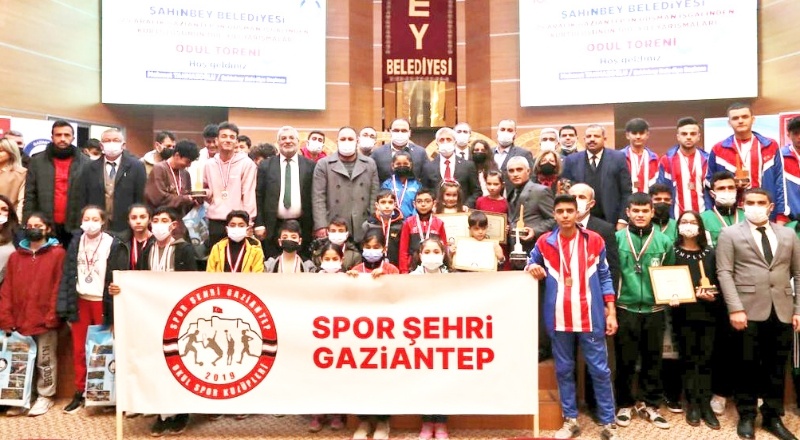 Etkinliklerde dereceye giren öğrenciler ödüllendirildi