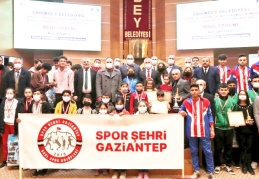 Etkinliklerde dereceye giren öğrenciler ödüllendirildi