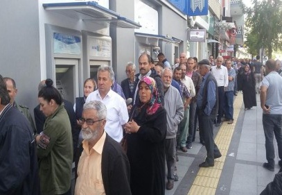 Ev almak için sabahın erken saatlerinde kuyruğa girdiler 