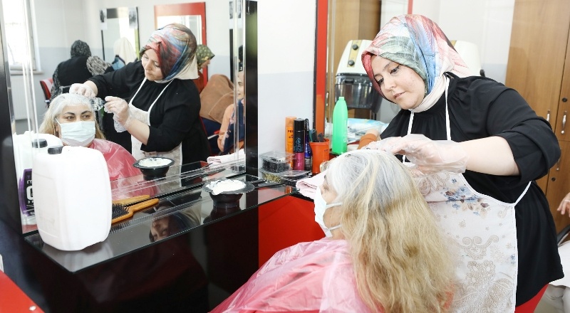 Ev kadınları ve genç kızlar meslek sahibi oluyor