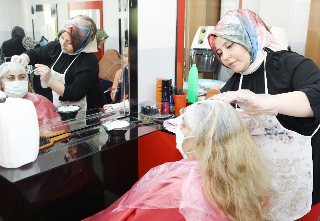 Ev kadınları ve genç kızlar meslek sahibi oluyor