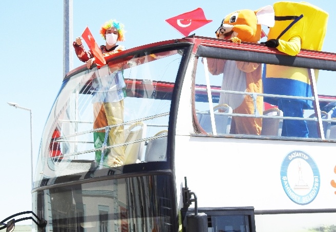 Evde kalan çocuklara müzik eşliğinde etkinlik düzenlendi