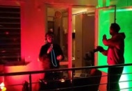 Evde kalan vatandaşlara balkonundan DJ’lik yaparak moral verdi