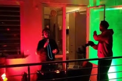 Evde kalan vatandaşlara balkonundan DJ&#8217;lik yaparak moral verdi