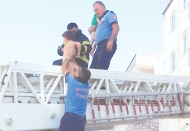 Evde kilitli kalan ikizler ortalığı birbirine kattı