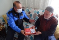 Evde sıkılan yaşlılara 'Mangala' hediyesi