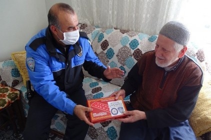 Evde sıkılan yaşlılara 'Mangala' hediyesi
