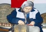 Evdeki stresi bakır döverek atıyorlar