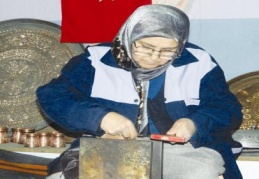 Evdeki stresi bakır döverek atıyorlar