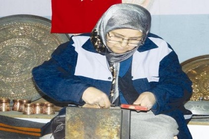 Evdeki stresi bakır döverek atıyorlar