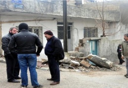 Evin duvarı yıkıldı