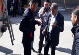 Evin duvarındaki ipe asılı kalan ebabil kuşunu itfaiye kurtardı 