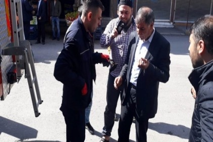 Evin duvarındaki ipe asılı kalan ebabil kuşunu itfaiye kurtardı 