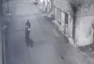 Evinin kapısında kapkaça uğradı