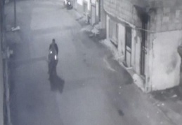 Evinin kapısında kapkaça uğradı