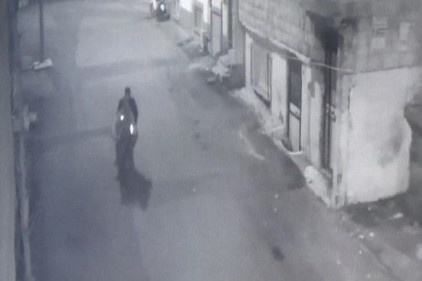 Evinin kapısında kapkaça uğradı