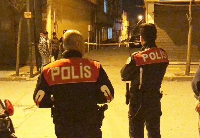 Evinin önünde çay içerken vurulan iki çocuk annesi öldü