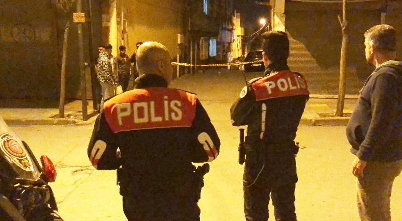 Evinin önünde çay içerken vurulan iki çocuk annesi öldü