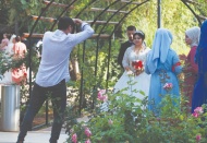 Evlenen çiftler, fotoğraf çektirmek için Botanik Bahçesi’ne geliyor