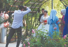 Evlenen çiftler, fotoğraf çektirmek için Botanik Bahçesi’ne geliyor