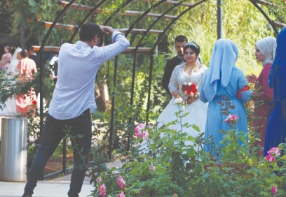 Evlenen çiftler, fotoğraf çektirmek için Botanik Bahçesi’ne geliyor