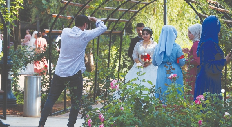 Evlenen çiftler, fotoğraf çektirmek için Botanik Bahçesi’ne geliyor