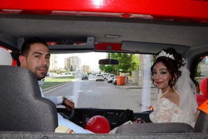 Evlenenler itfaiyeci olunca gelin aracı da haliyle bu oldu