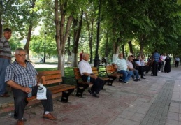 Evlerde duramayınca kendilerini parklara atıyorlar