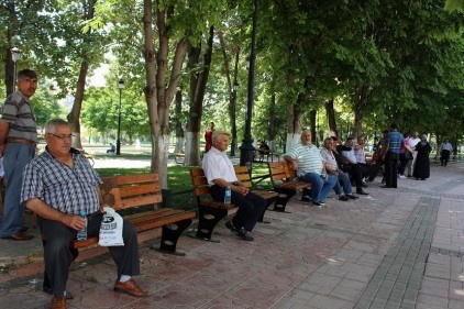 Evlerde duramayınca kendilerini parklara atıyorlar