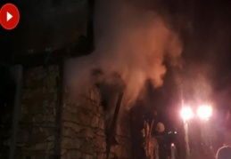 Evlerinde mahsur kalan yaşlı çift yanarak can verdi