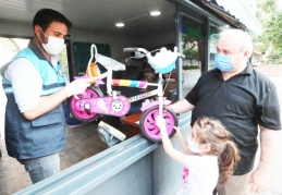 Evlerindeki atıklarının karşılığında hediye veriliyor