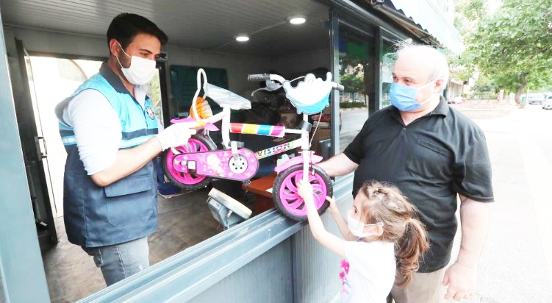 Evlerindeki atıklarının karşılığında hediye veriliyor