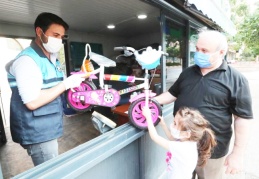 Evlerindeki atıklarının karşılığında hediye veriliyor