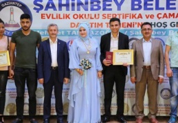 Evli ve yeni evlenen 224 çift sertifika ve hediyelerini aldı