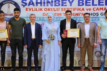 Evli ve yeni evlenen 224 çift sertifika ve hediyelerini aldı