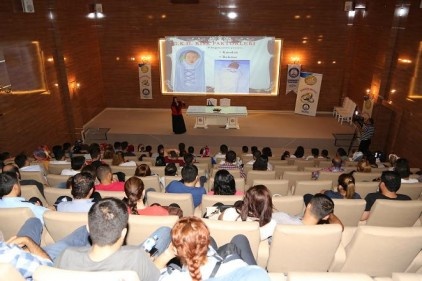 Evlilik Okulu&#8217;na giden hem eğitim alıyor, hem çamaşır makinesi