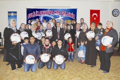 Evlilik okuluna katılanlara çamaşır makinesi hediye edildi