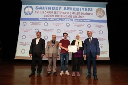 Evlilik okulundan 202 çift daha mezun oldu 