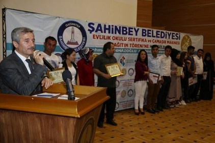 Evlilik Okulu’ndan 158 çift daha sertifikasını aldı