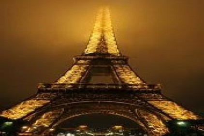Eyfel kulesi&#8217;ni şömine yaptı Paris&#8217;e sattı