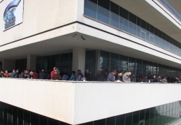 EYT’lileri sabahın ilk ışıklarından itibaren SGK önünde kuyruk oluşturdu